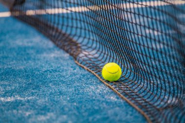 Padel veya tenis topu. Kopya alanı olan bir arkaplan. Spor sahası ve top. Sosyal medya şablonu. Padel ve tenis etkinlikleri için promosyon