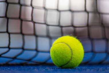 Padel veya tenis topu. Kopya alanı olan bir arkaplan. Spor sahası ve top. Sosyal medya şablonu. Padel ve tenis etkinlikleri için promosyon