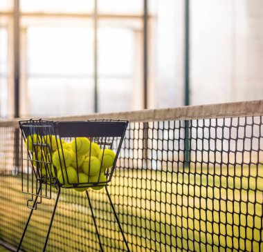Padel tenis raketleri. Spor sahası ve toplar. Bir spor uygulaması ya da sosyal medya reklamının tasarımı için raketli yüksek kaliteli bir fotoğraf indir