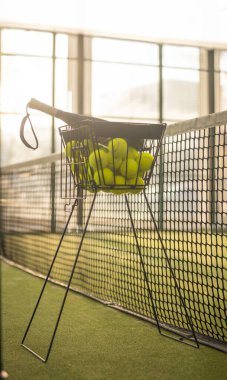 Padel tenis raketleri. Spor sahası ve toplar. Bir spor uygulaması ya da sosyal medya reklamının tasarımı için raketli yüksek kaliteli bir fotoğraf indir