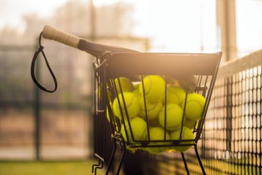 Padel tenis raketleri. Spor sahası ve toplar. Bir spor uygulaması ya da sosyal medya reklamının tasarımı için raketli yüksek kaliteli bir fotoğraf indir