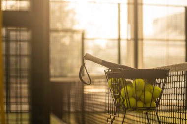 Padel tenis raketleri. Spor sahası ve toplar. Bir spor uygulaması ya da sosyal medya reklamının tasarımı için raketli yüksek kaliteli bir fotoğraf indir