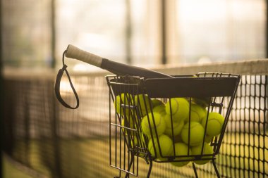 Padel tenis raketleri. Spor sahası ve toplar. Bir spor uygulaması ya da sosyal medya reklamının tasarımı için raketli yüksek kaliteli bir fotoğraf indir