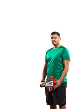 Padel oynatıcı beyaz arkaplanda izole edildi. Sosyal tur şablonunu aç. Sağlam arka planda Padel tenis oyuncusu. Kitapçı tasarım reklamları için fotokopi alanı olan raket tenis şablonu