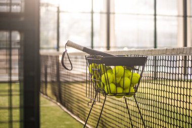 Padel tenis raketleri. Spor sahası ve toplar. Bir spor uygulaması ya da sosyal medya reklamının tasarımı için raketli yüksek kaliteli bir fotoğraf indir