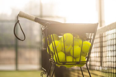 Padel tenis raketleri. Spor sahası ve toplar. Bir spor uygulaması ya da sosyal medya reklamının tasarımı için raketli yüksek kaliteli bir fotoğraf indir