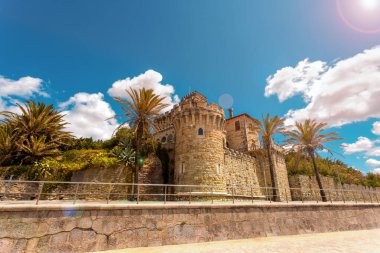 Estoril tren istasyonu ve Tamariz plajı yakınlarındaki zarif Palacio Estoril Oteli, seyahat rehberleri ve kartpostallar için mükemmel tarihi deniz kenarı simgesi.