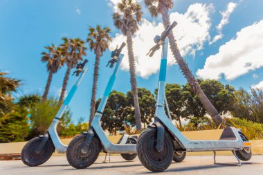Şehirdeki Yeşil Şehir Taşımacılık Çözümü Olarak Elektrikli Scooterlar.