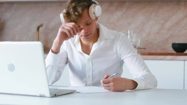 Young Adult Watching Video Course Making Notes Student Wearing Headphones — Αρχείο Βίντεο