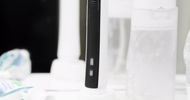 Electric Toothbrush View Ultrasonic Tooth Brush Bathroom Smart Black White — Stockvideo