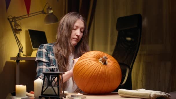 Preparing Pumpkin Halloween Woman Sitting Marking Pumpkin Pencil Carving Halloween — Wideo stockowe