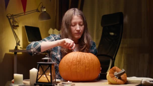 Preparing Pumpkin Halloween Scooping Out Guts Seeds Spoon Woman Sitting — Vídeos de Stock