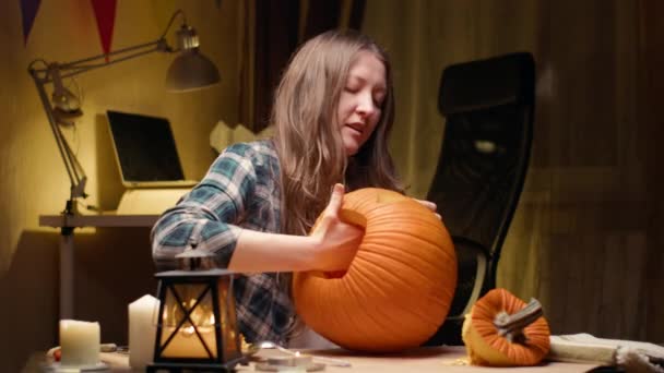 Preparing Pumpkin Halloween Woman Sitting Pulling Out Face Details Carved — Vídeo de stock