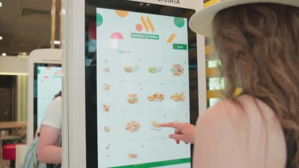 Saint Petersburg Russia June 2022 Perempuan Memesan Makanan Restoran Cepat — Stok Video