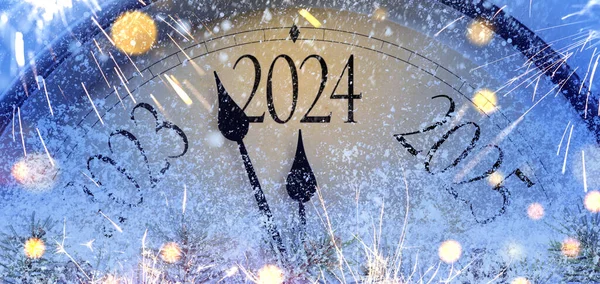 真夜中にカウントダウン レトロスタイルの時計 クリスマスまたは新年2024の前の最後の瞬間を数える — ストック写真