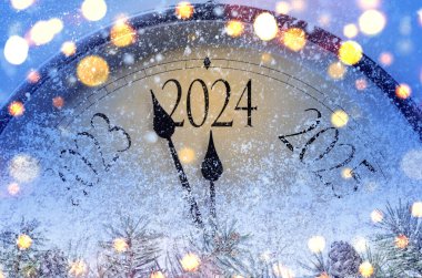 Gece yarısına geri sayım başladı. Noel veya Yeni Yıl 2024 'ten önceki son dakikaları sayma tarzı saat