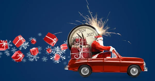 Наближається Різдво Санта Клаус Іграшковому Автомобілі Подарунками Новий Рік 2024 Стокове Зображення