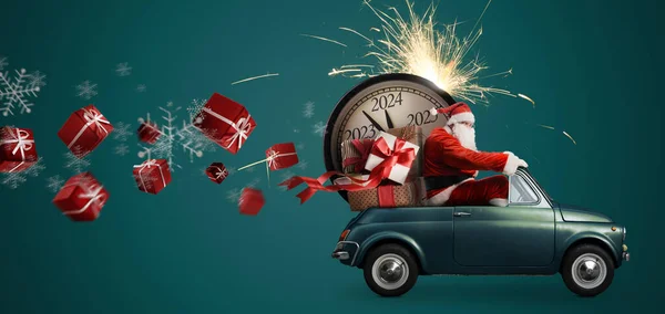 圣诞节快到了玩具汽车上的圣诞老人 送上了2024年的礼物 蓝色背景的倒计时钟 还有烟火 免版税图库图片