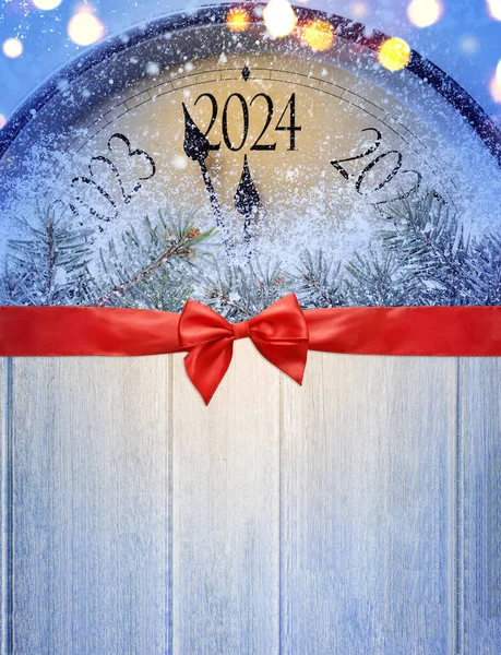 자정까지 카운트 테이블에 복고풍 스타일의 시계는 크리스마스 2024 마지막 순간을 스톡 사진