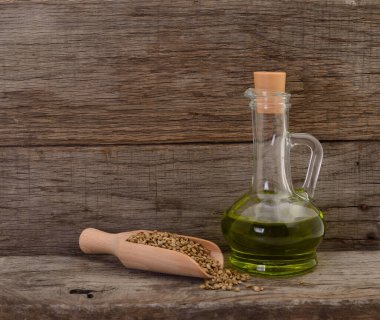 Kenevir yağı ve kenevir tohumları beyaz arka planda izole edilmiş..