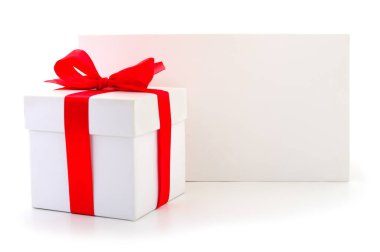 Beyaz arkaplanda izole edilmiş pankartıyla Noel hediyesi.