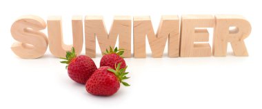 Beyaz arkaplanda çilek olan 