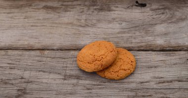 Koyu kahverengi ahşap masada kurabiyeler. 