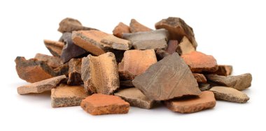 Beyaz arkaplanda izole edilmiş çömlek parçaları yığını.