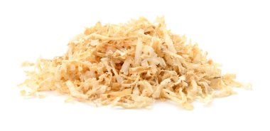 Beyaz arkaplanda izole edilmiş doğal talaş yığını.