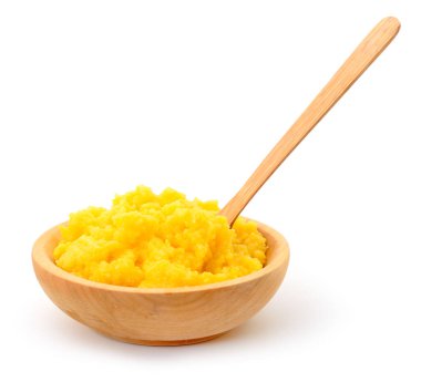 Beyaz arka planda izole edilmiş ahşap bir kasede mısır lapası..