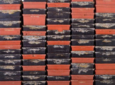 Kirli, renkli plastik tencerelerin arka planı.