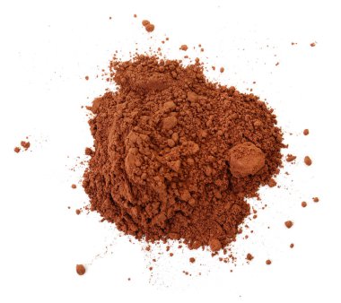 Beyaz arkaplanda izole edilmiş kakao tozu yığını