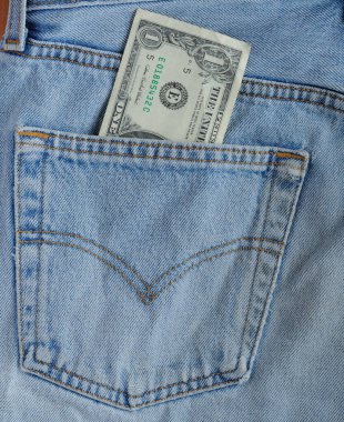 Kotun arka cebinde bir dolarlık banknot..