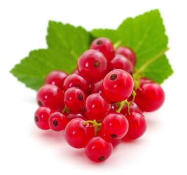 Beyaz arka planda yeşil yapraklı taze kırmızı frenk üzümü. Olgun yaz meyveleri C vitamini bakımından zengin sağlıklı beslenmek için mükemmel organik yiyecekler, doğal meyve suyu ve tatlı konsepti.