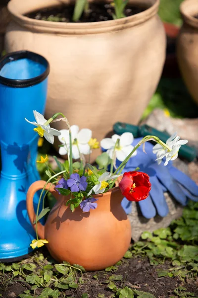 Narzędzia Ogrodowe Kwiaty Ogrodzie Wiosennym — Zdjęcie stockowe