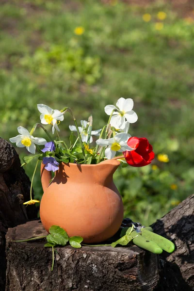 Bukiet Wiosennych Kwiatów Ceramicznym Dzbanku Tle Zielonej Trawy — Zdjęcie stockowe