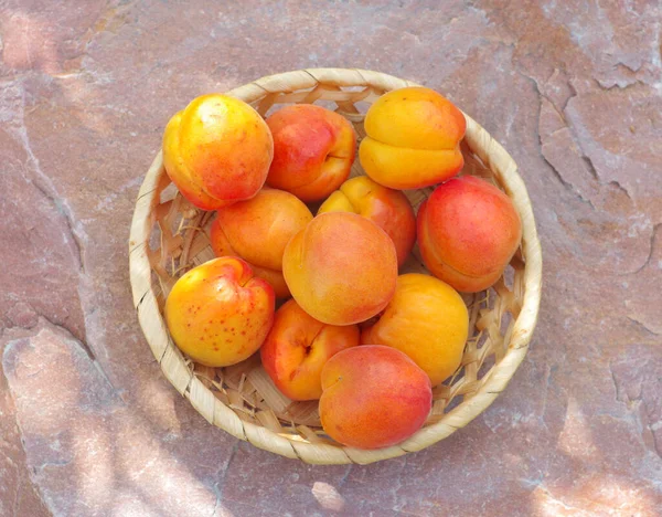 Apricot Fruits Wicker Saucer Standing Stone View — Fotografia de Stock