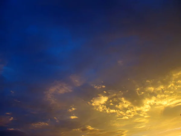 夕阳西下的天空阴云密布 — 图库照片