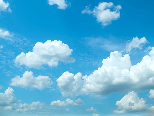 Égi Napfény Természetes Égbolt Összetétel Kék Háttér Bolyhos Felhők — Stock Fotó