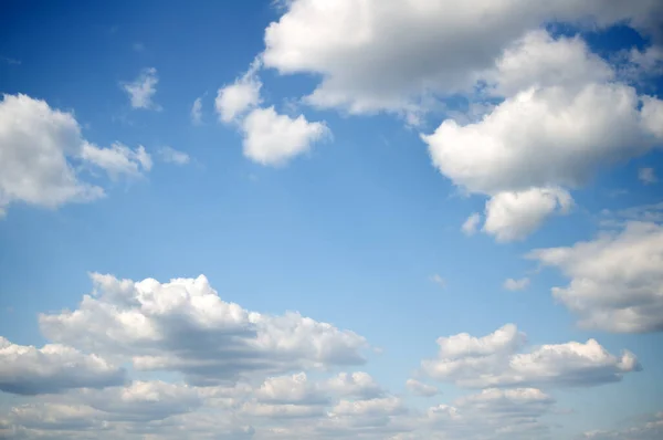 Daglicht Natuurlijke Lucht Samenstelling Blauwe Lucht Achtergrond Met Pluizige Wolken — Stockfoto