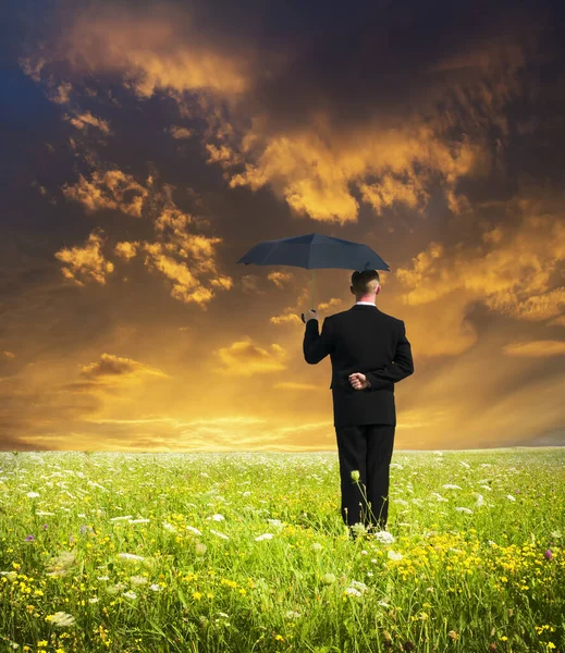 Podnikatel Drží Deštník Bouři — Stock fotografie