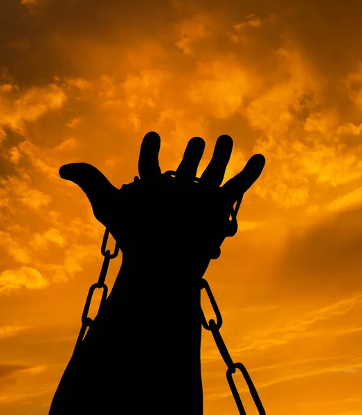 Ruce Svázány Řetězy Proti Dramatickému Nebi — Stock fotografie