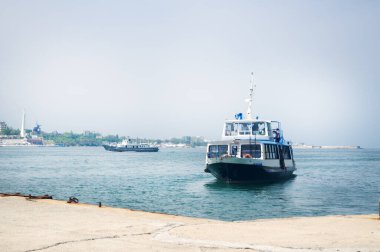 Deniz nakliye gemisi deniz koyunda hareket ediyor. Deniz treveling.