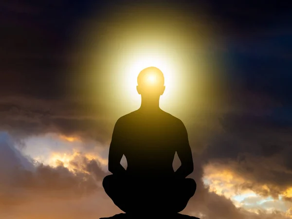 Silhouette Eines Mannes Der Einer Lotusposition Meditation Sitzt Dramatischer Himmel — Stockfoto