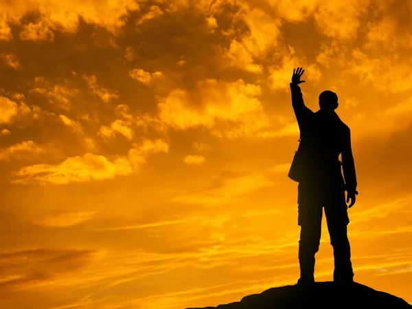 Koncepcja Zwycięstwa Osiągnięcia Celu Sylwetka Człowieka Zachodzie Słońca — Zdjęcie stockowe