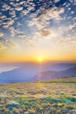 Sunrise yaz dağlarda. doğa kompozisyon.