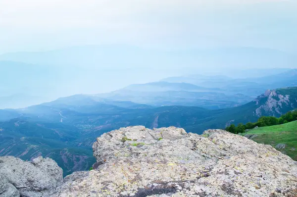 sisli sabah kırsal landscape.crimean dağlar manzara bahar