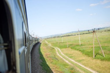 Mavi arabalı klasik buhar treni. Yazlık tren yolculuğu...