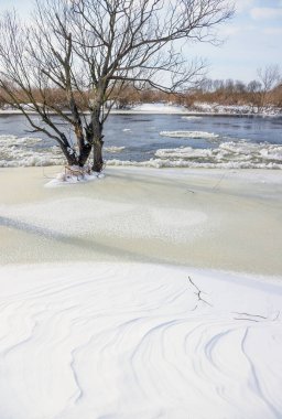 Kış nehri. Sabahın erken saatlerinde bir nehrin manzarası.