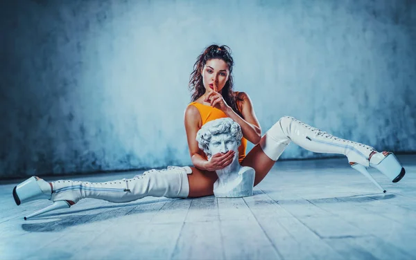 Young Sexy Woman Dancer Emotional Posing White Interior Classic Sculpture — Stockfoto